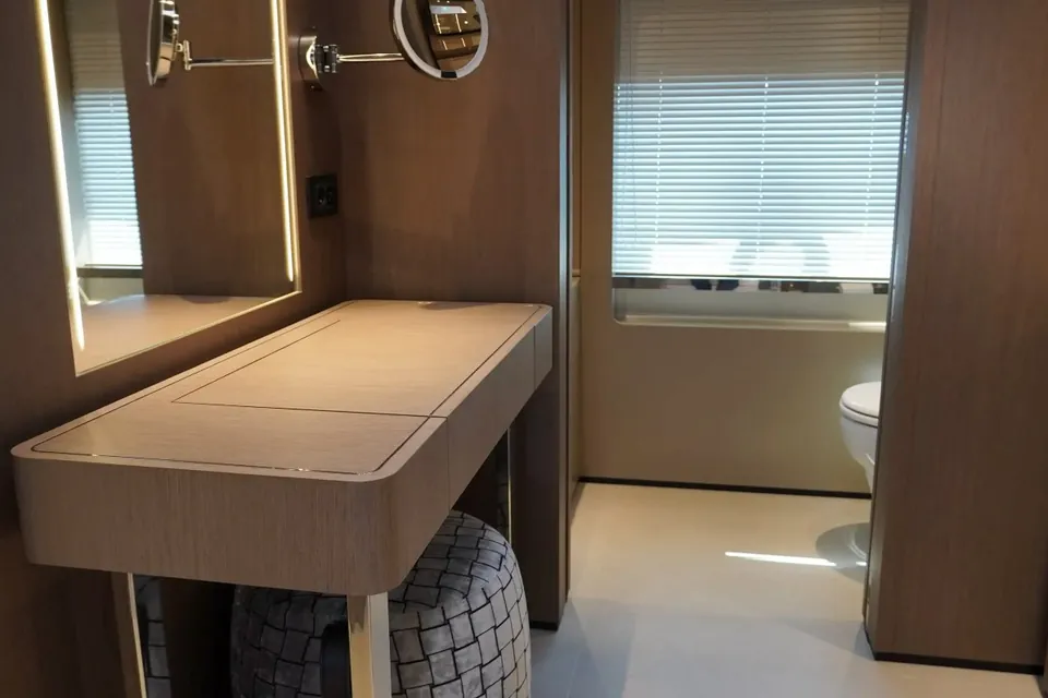 2023 Custom Line 120, photo 30