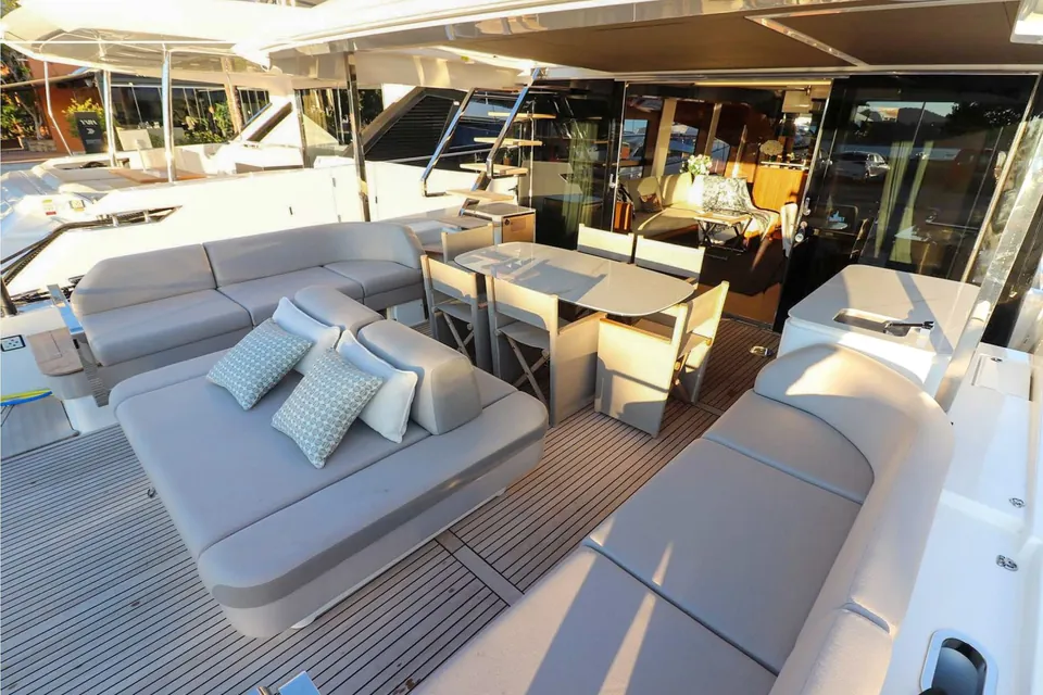 2023 Prestige Yachts X70, photo 2