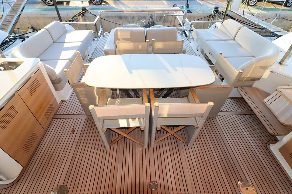 2023 Prestige Yachts X70, photo 6