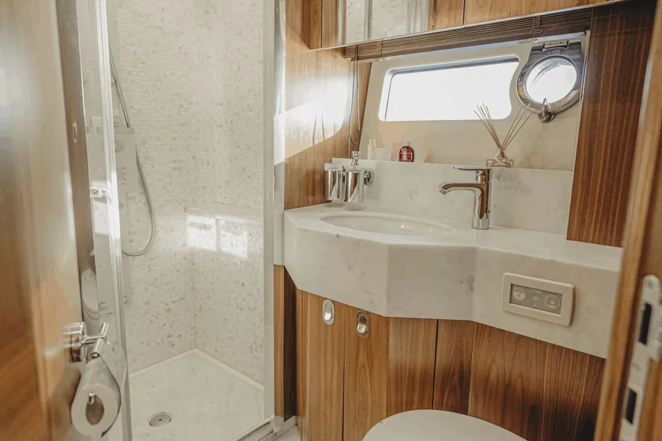 Sarahlisa, 2015 Sunseeker 75 Yacht, photo 13