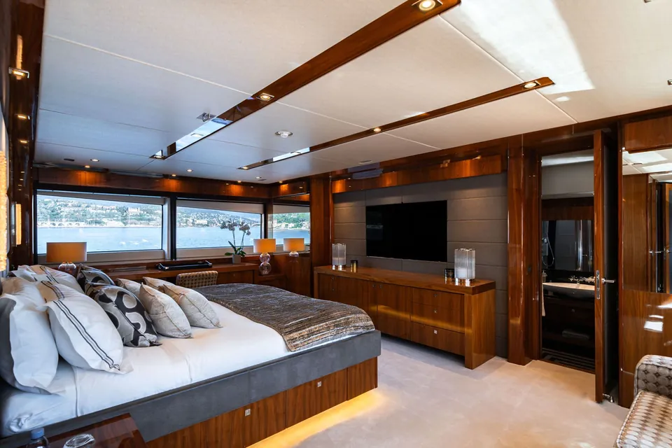 Lady Volantis, 2014 Sunseeker 115 Sport Yacht, photo 5