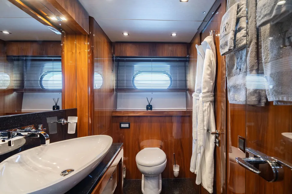 Lady Volantis, 2014 Sunseeker 115 Sport Yacht, photo 7