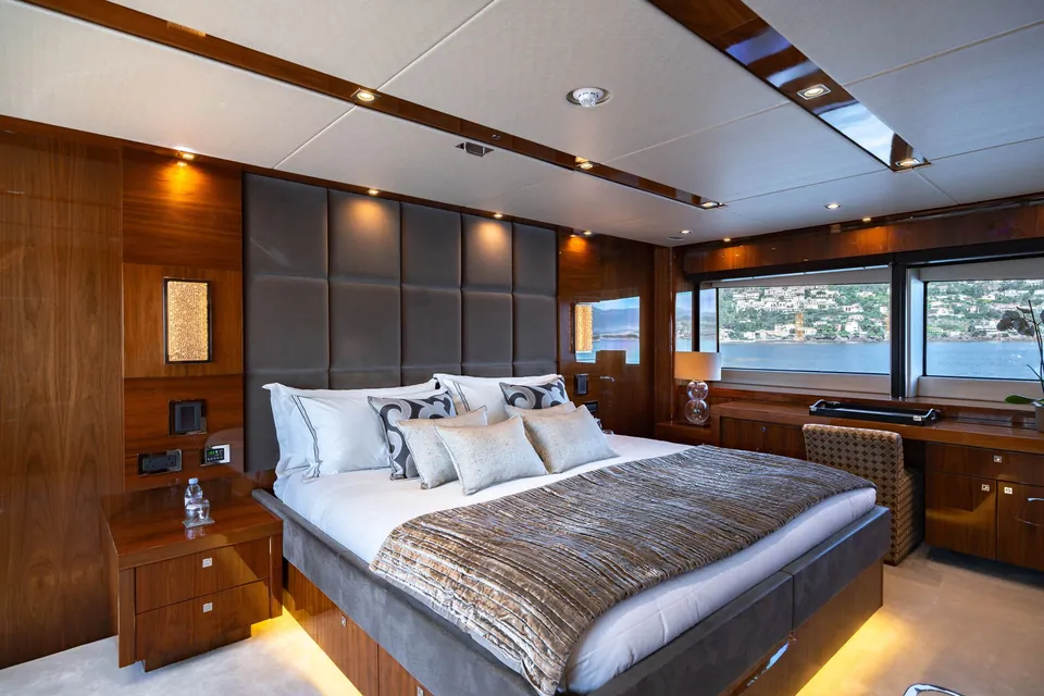 Lady Volantis, 2014 Sunseeker 115 Sport Yacht, photo 6