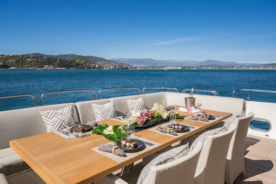 Lady Volantis, 2014 Sunseeker 115 Sport Yacht, photo 3
