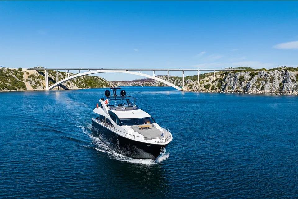 Black Mamba, 2020 Sunseeker 86 Yacht, photo 3