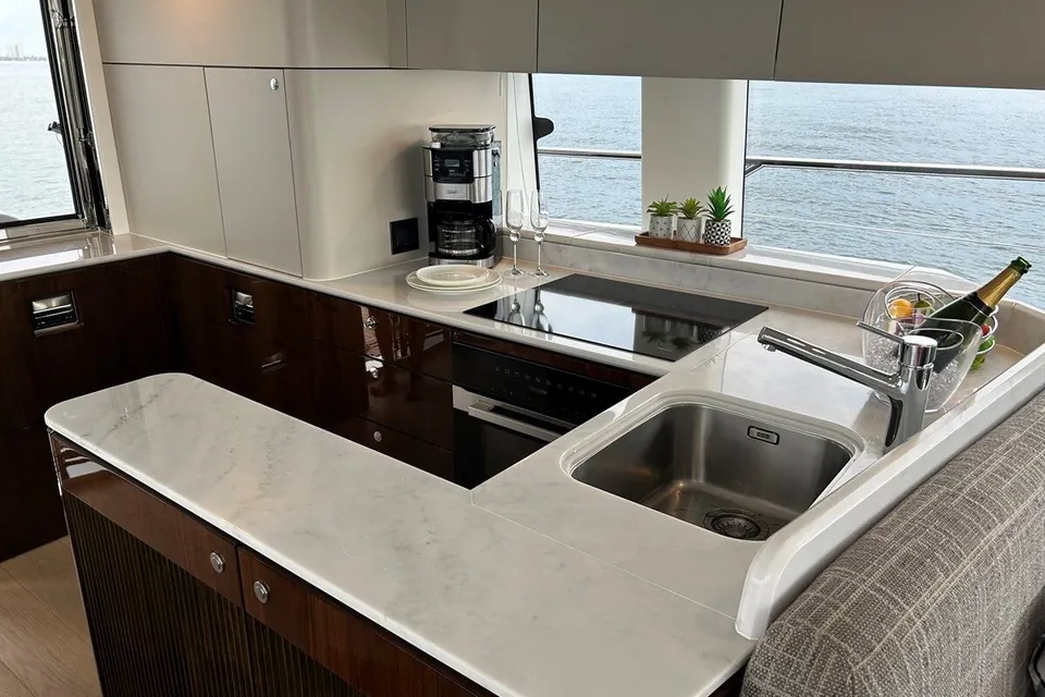 2024 Fairline Squadron 68 (Mk3), photo 8