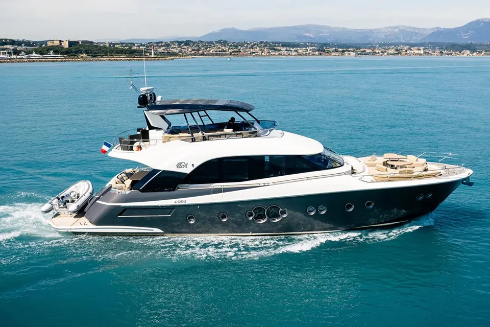 Crazy Diamond, 2016 Monte Carlo Yachts MCY 70, photo 1