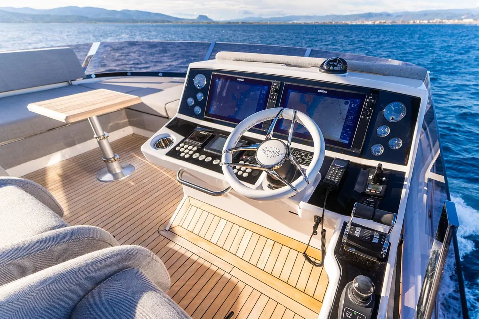 Bella Gee, 2023 Sunseeker 76 Yacht, photo 10