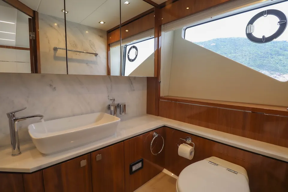 V, 2019 Sunseeker Predator 74, photo 14