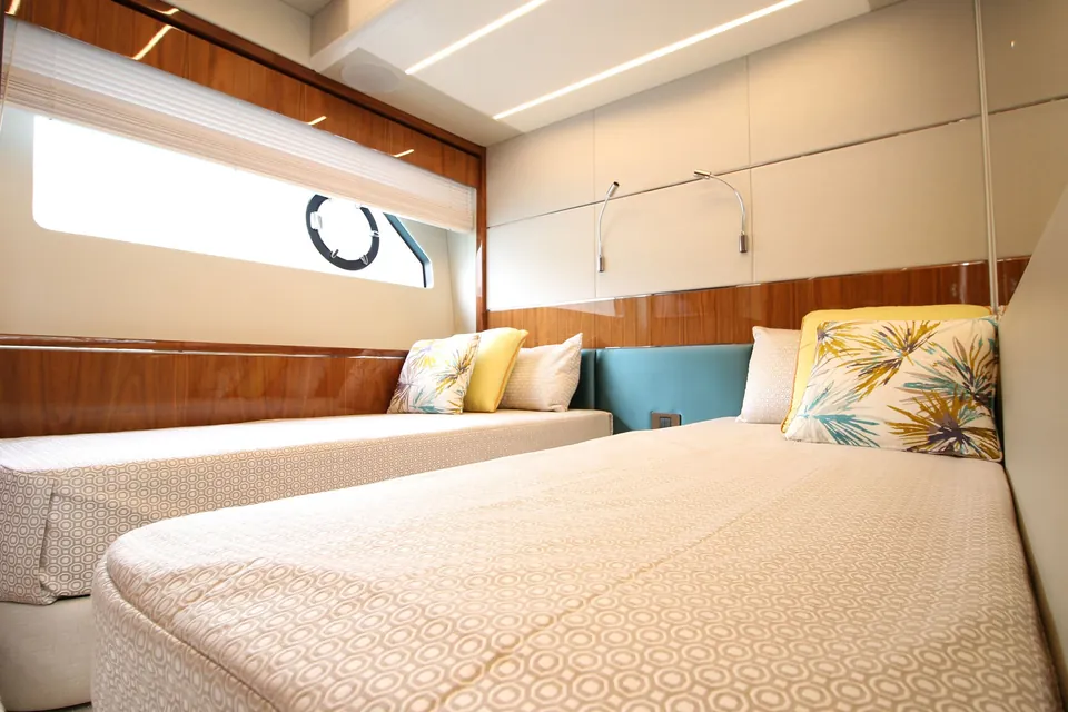 V, 2019 Sunseeker Predator 74, photo 17