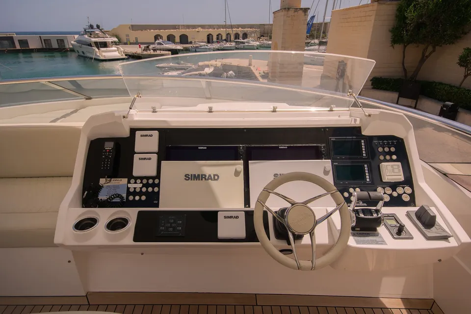 Aino A, 2016 Sunseeker 86 Yacht, photo 7