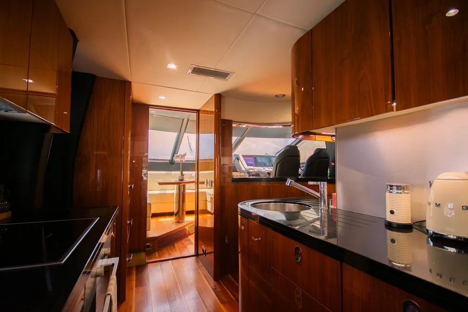 Aino A, 2016 Sunseeker 86 Yacht, photo 17