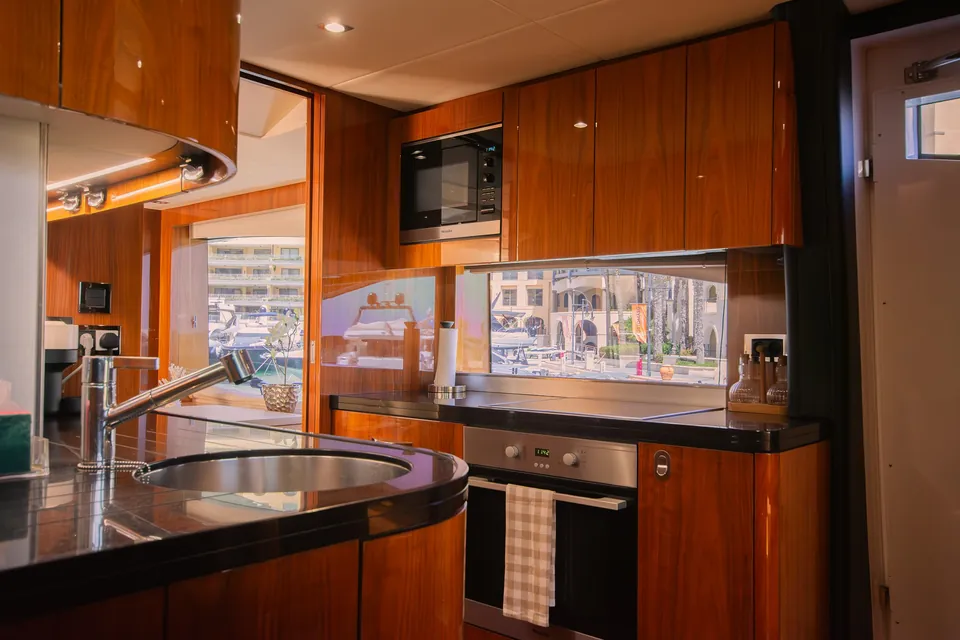 Aino A, 2016 Sunseeker 86 Yacht, photo 18