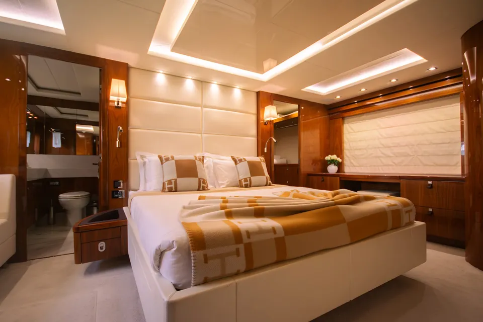 Aino A, 2016 Sunseeker 86 Yacht, photo 25