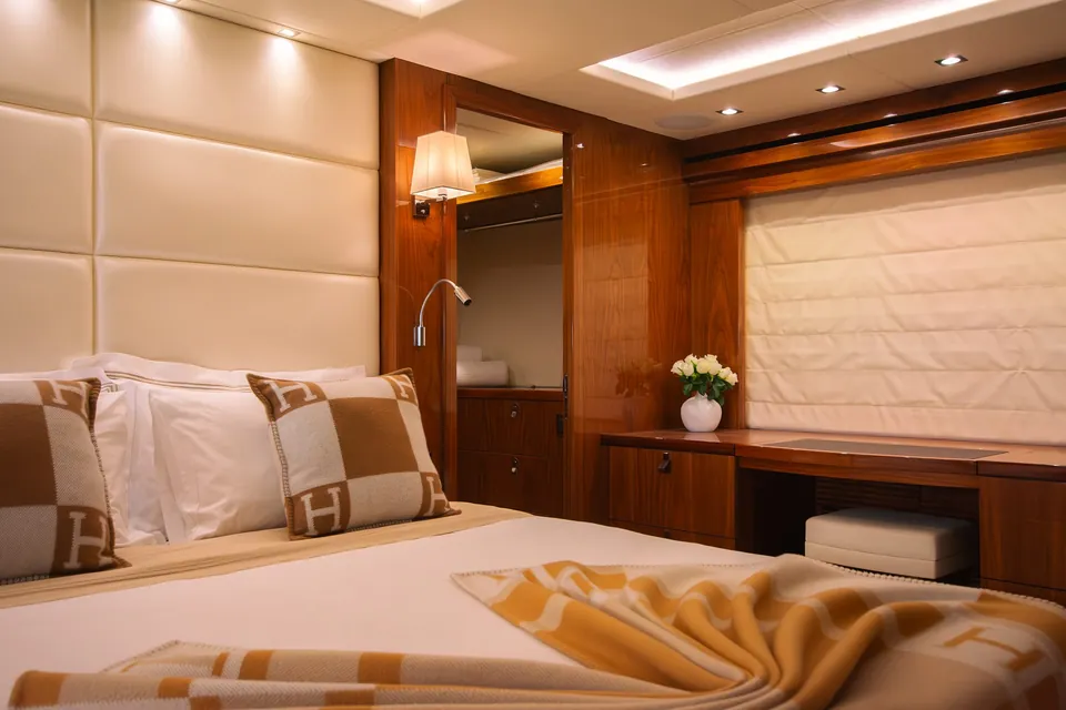 Aino A, 2016 Sunseeker 86 Yacht, photo 27