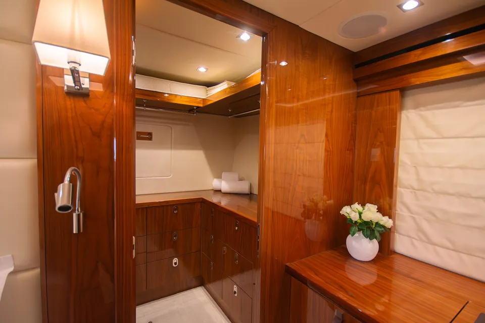 Aino A, 2016 Sunseeker 86 Yacht, photo 30