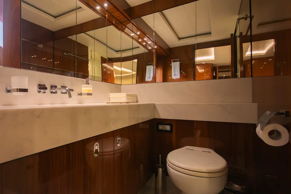 Aino A, 2016 Sunseeker 86 Yacht, photo 31