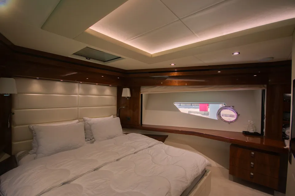 Aino A, 2016 Sunseeker 86 Yacht, photo 32