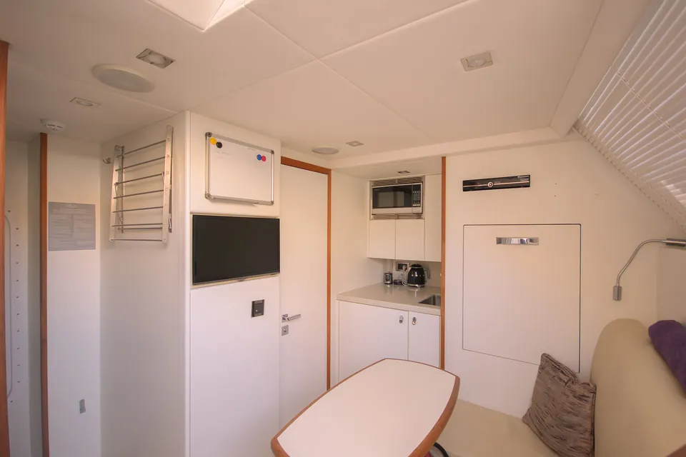 Aino A, 2016 Sunseeker 86 Yacht, photo 38