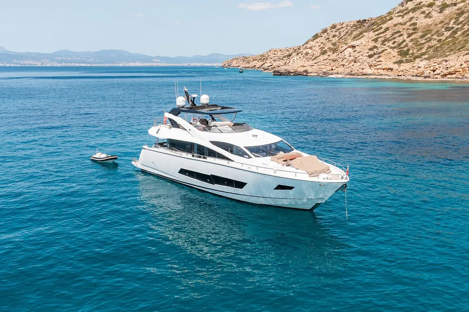 After 8 II, 2015 Sunseeker 86 Yacht, photo 4
