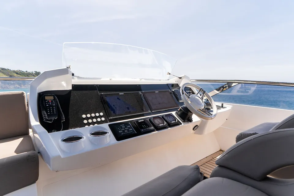 After 8 II, 2015 Sunseeker 86 Yacht, photo 11