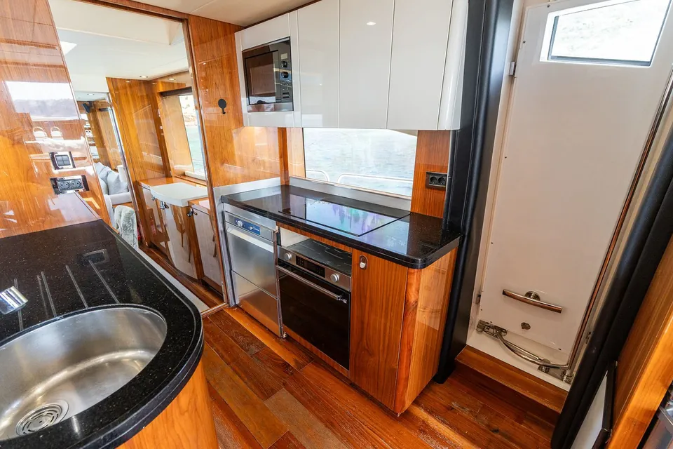 After 8 II, 2015 Sunseeker 86 Yacht, photo 22
