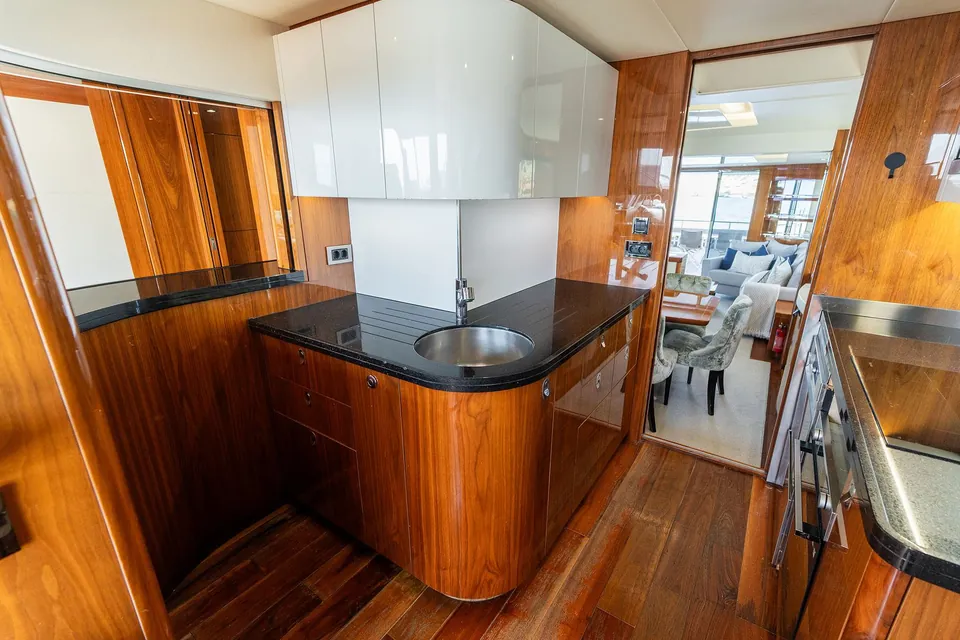 After 8 II, 2015 Sunseeker 86 Yacht, photo 23