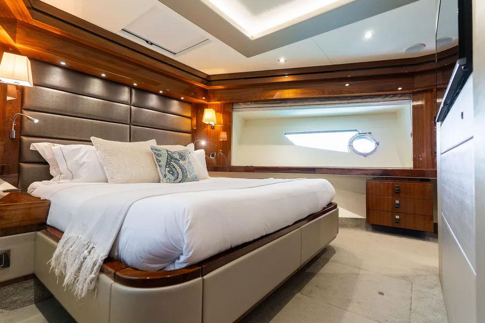 After 8 II, 2015 Sunseeker 86 Yacht, photo 27