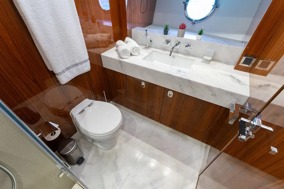 After 8 II, 2015 Sunseeker 86 Yacht, photo 30