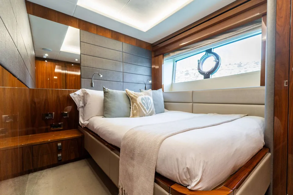 After 8 II, 2015 Sunseeker 86 Yacht, photo 32