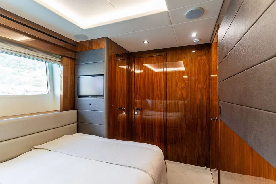 After 8 II, 2015 Sunseeker 86 Yacht, photo 33