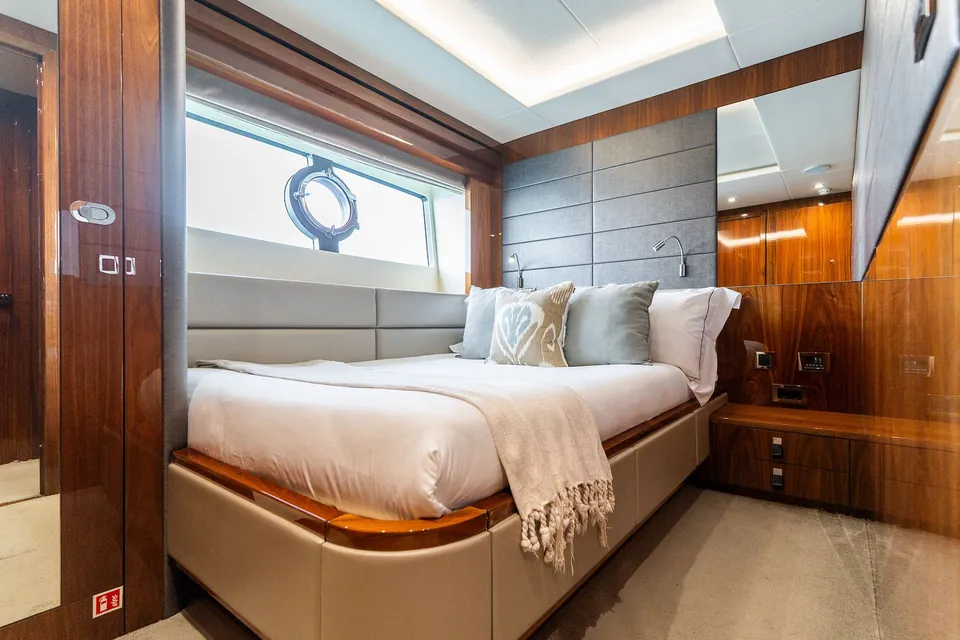 After 8 II, 2015 Sunseeker 86 Yacht, photo 36