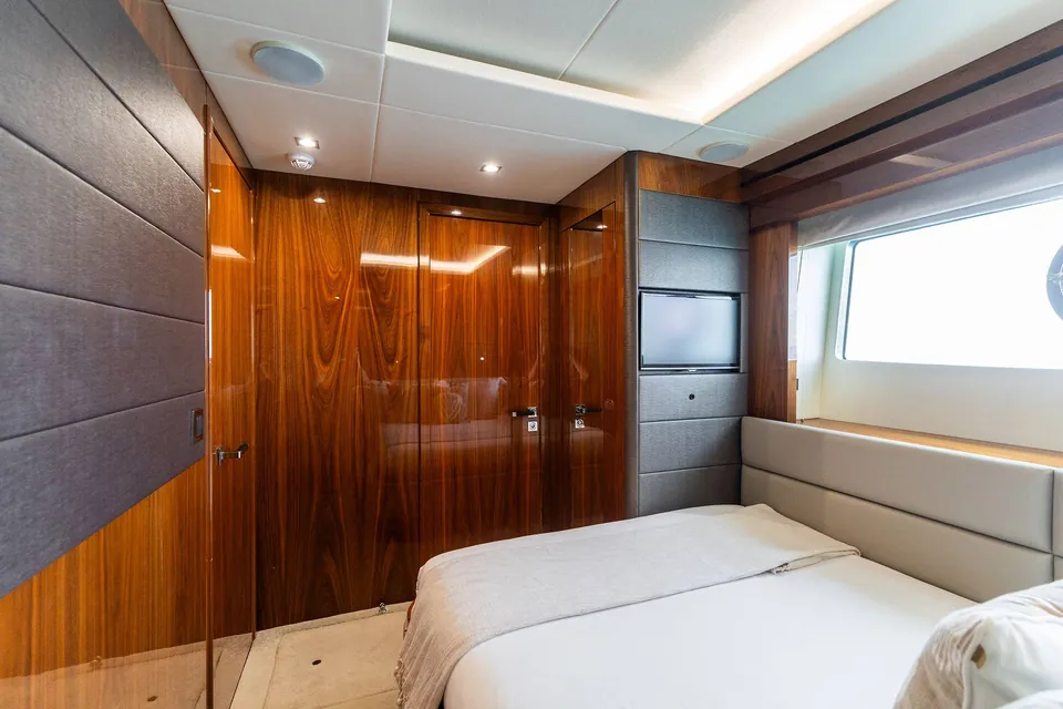 After 8 II, 2015 Sunseeker 86 Yacht, photo 37