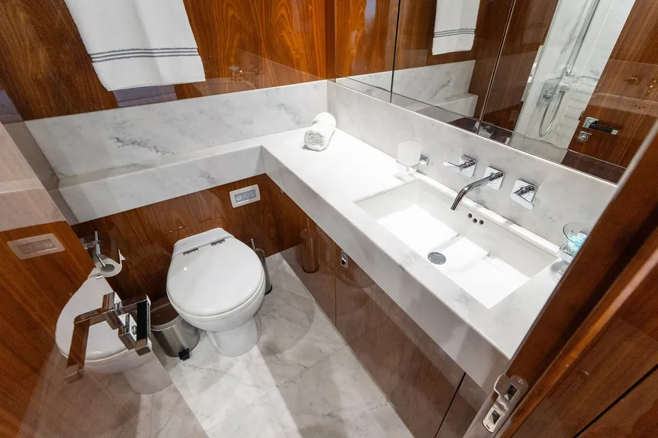After 8 II, 2015 Sunseeker 86 Yacht, photo 38