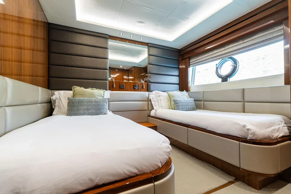After 8 II, 2015 Sunseeker 86 Yacht, photo 40