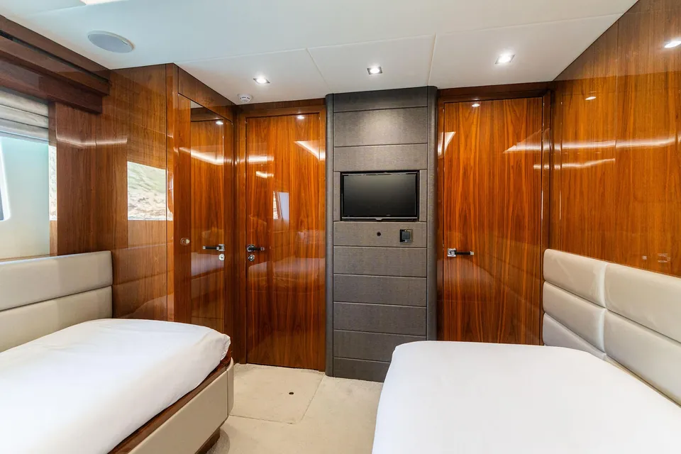 After 8 II, 2015 Sunseeker 86 Yacht, photo 41