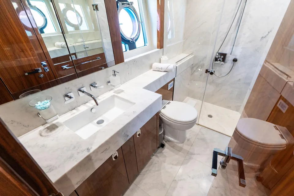 After 8 II, 2015 Sunseeker 86 Yacht, photo 42