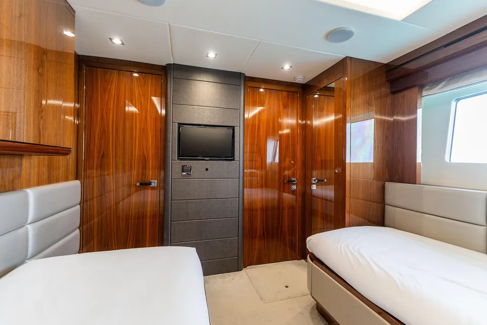 After 8 II, 2015 Sunseeker 86 Yacht, photo 44