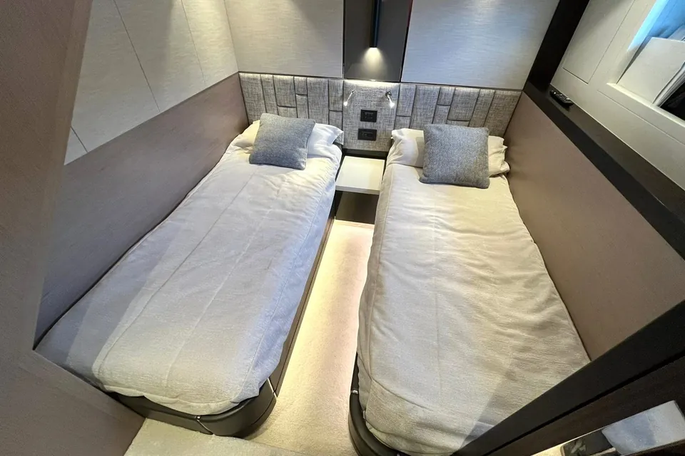 Lastochka II, 2020 Sunseeker Manhattan 68 (Mk1), photo 17