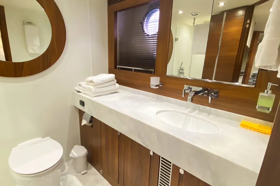 Grace, 2016 Sunseeker 68 Sport Yacht, photo 17