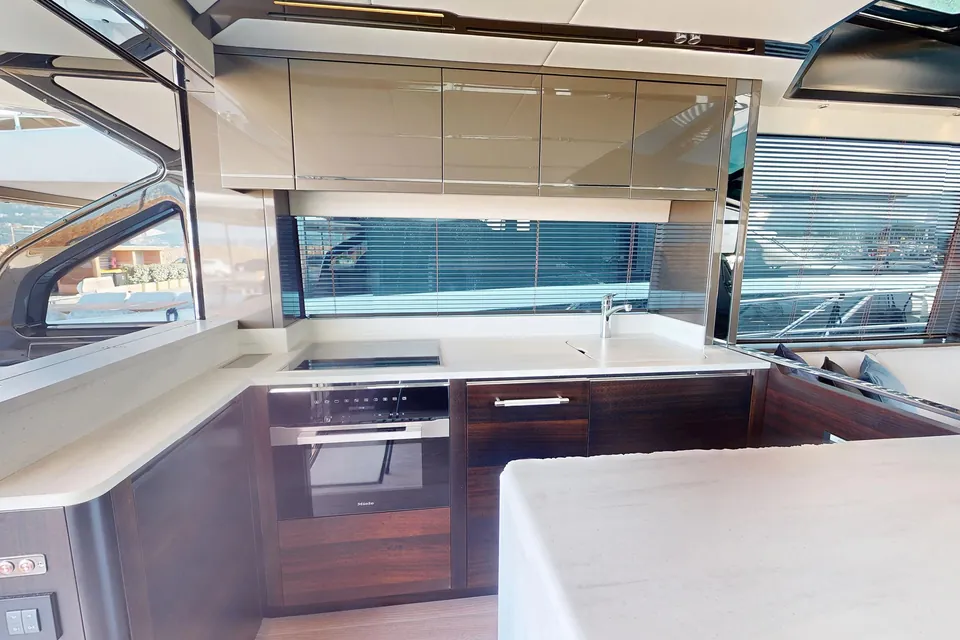Parati, 2022 Sunseeker Predator 65, photo 5
