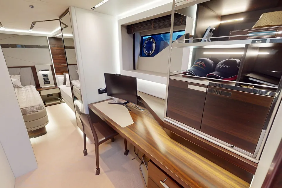 Parati, 2022 Sunseeker Predator 65, photo 11
