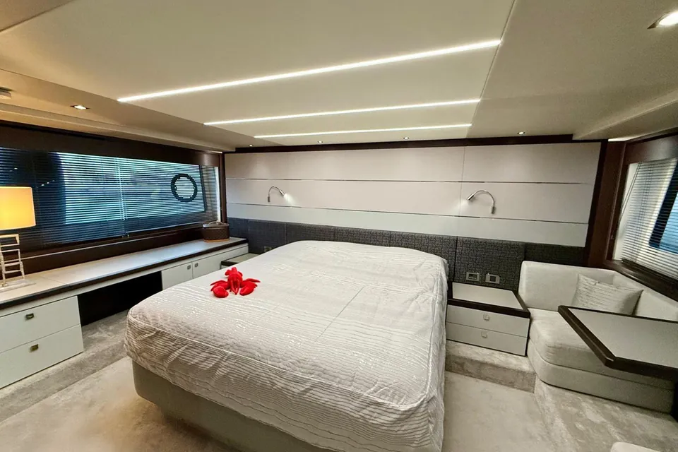 Rogue One, 2019 Sunseeker 74 Sport Yacht, photo 22