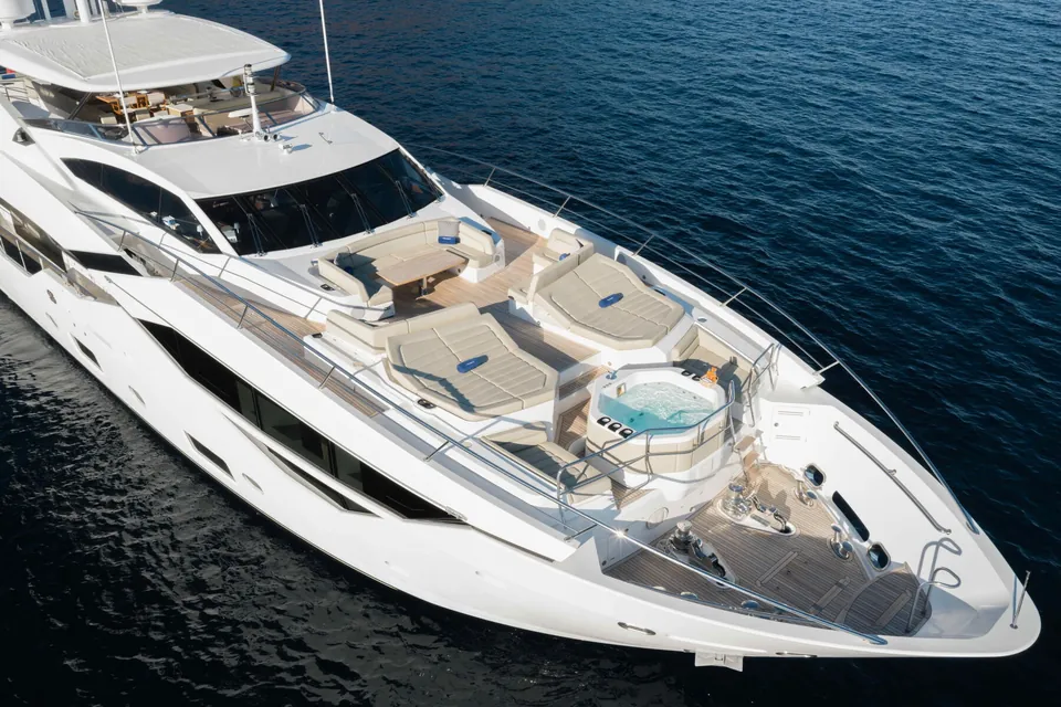 King Power, 2016 Sunseeker 116 Yacht, photo 2