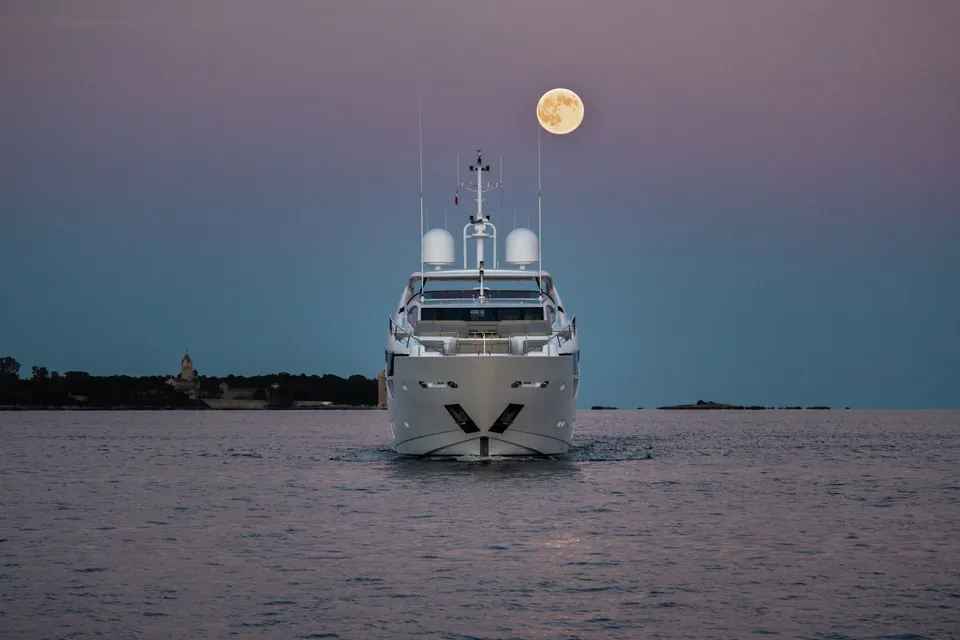 King Power, 2016 Sunseeker 116 Yacht, photo 4