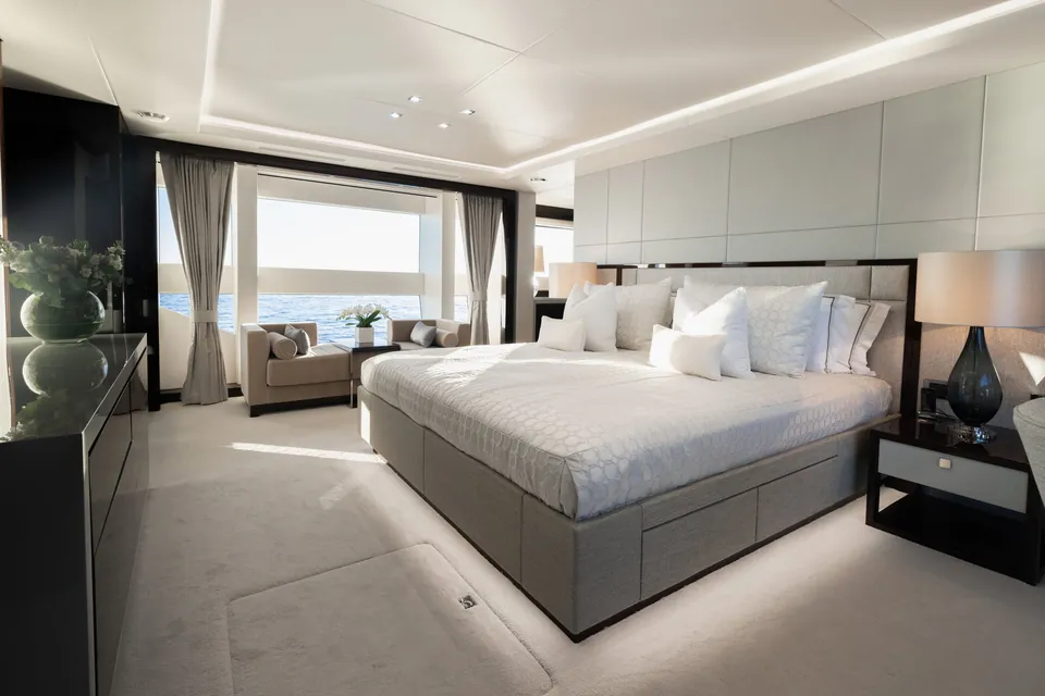 King Power, 2016 Sunseeker 116 Yacht, photo 11
