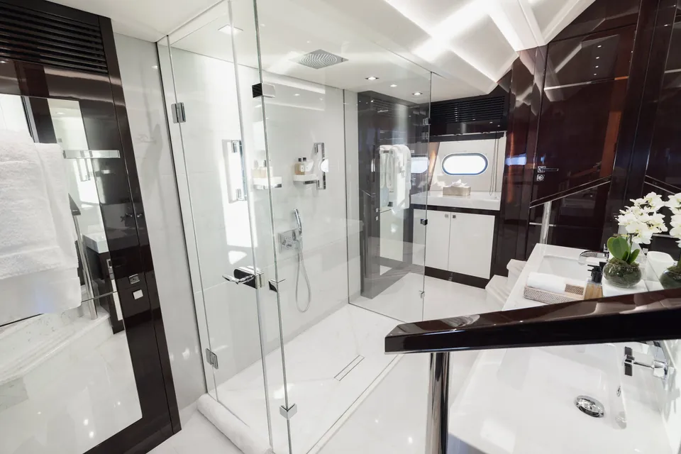 King Power, 2016 Sunseeker 116 Yacht, photo 12