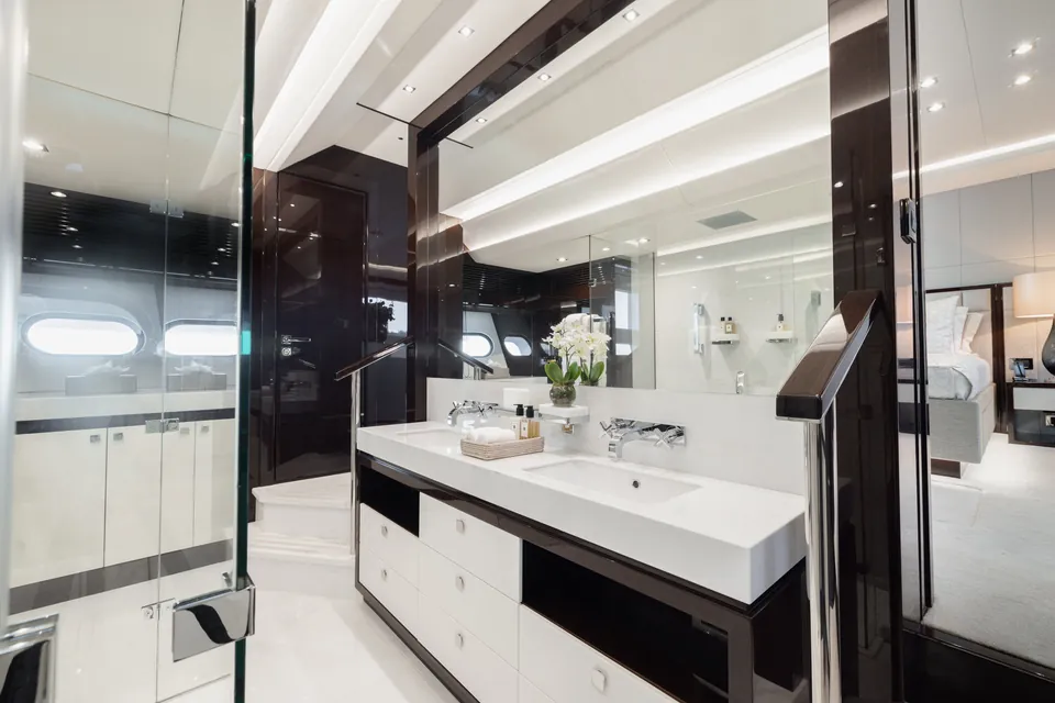 King Power, 2016 Sunseeker 116 Yacht, photo 13