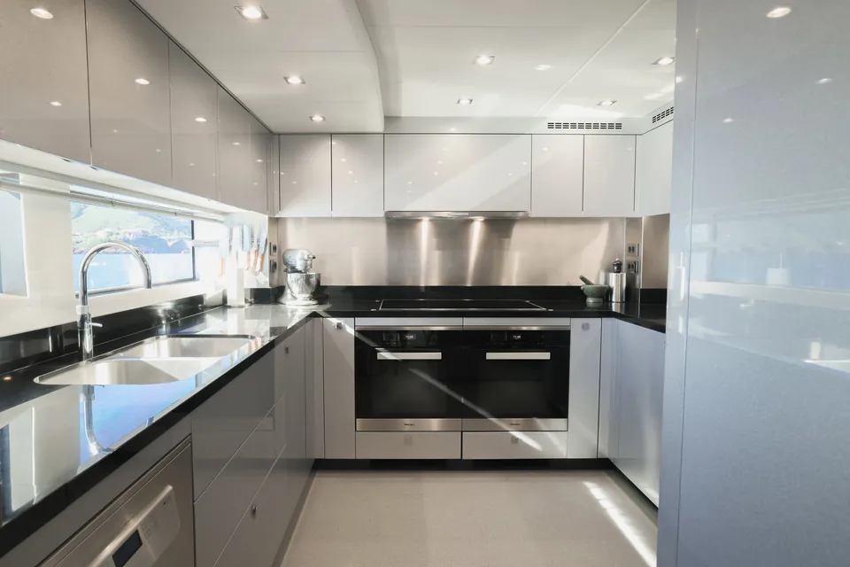 King Power, 2016 Sunseeker 116 Yacht, photo 19