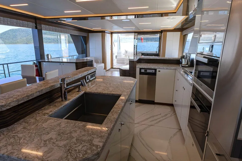 Makoro, 2020 Ocean Alexander 26R Enclosed, photo 17